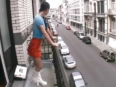 Bratty Cheerleader handjob med tre flickor